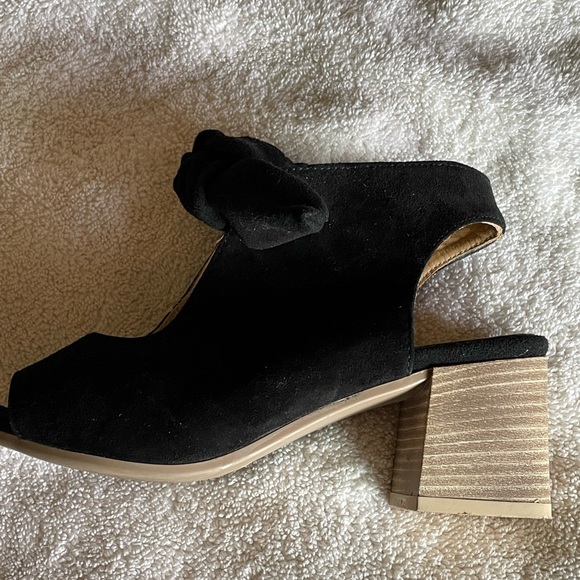 Cute Bueno suede pumps with a black knot detail . EUC 36 - Picture 1 of 3